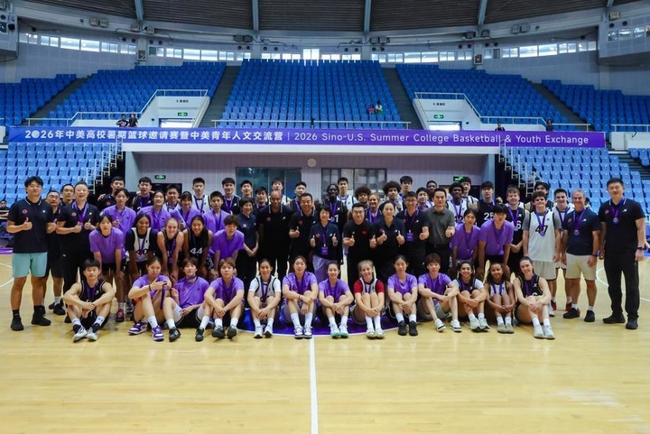 Chinese and American college students pose for a group photo at Tsinghua University's sports complex in Beijing, capital of China, Aug. 16, 2026. (Xinhua)